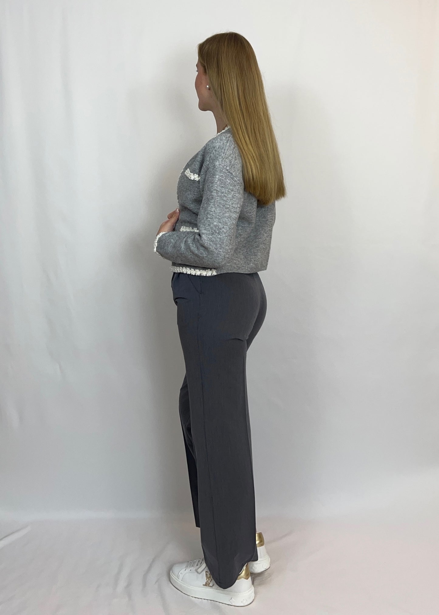 Stine - Taillierter Strick-Cardigan mit Blumenstickerei