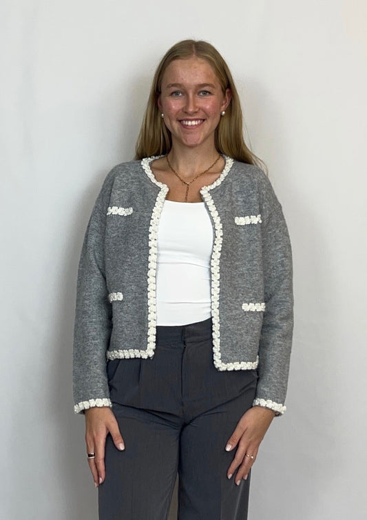 Stine - Taillierter Strick-Cardigan mit Blumenstickerei