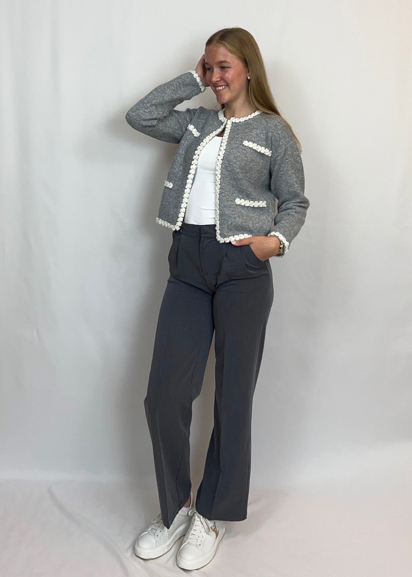 Stine - Taillierter Strick-Cardigan mit Blumenstickerei