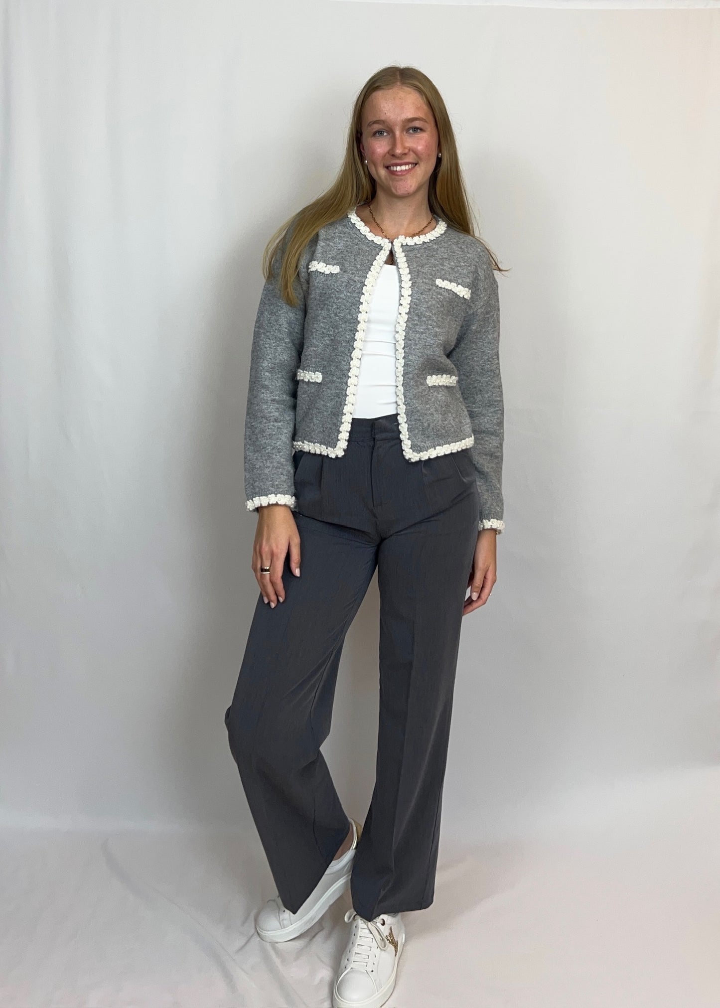 Stine - Taillierter Strick-Cardigan mit Blumenstickerei