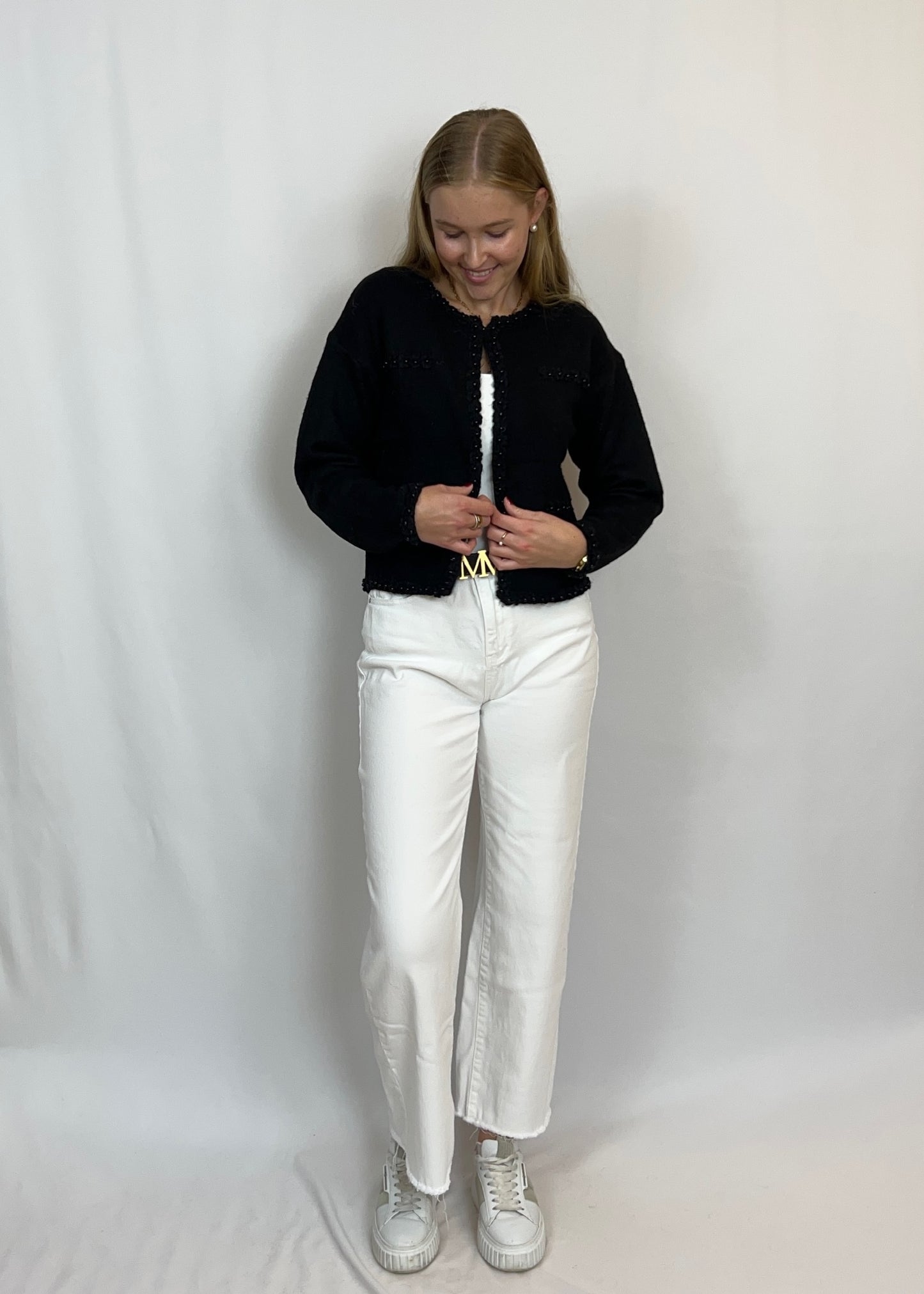 Stine - Taillierter Strick-Cardigan mit Blumenstickerei