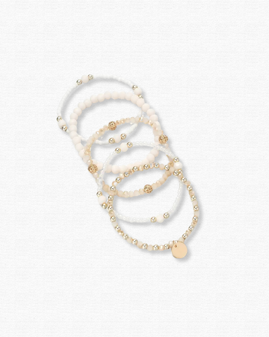 Armbänder mit goldenen und rosa Akzenten