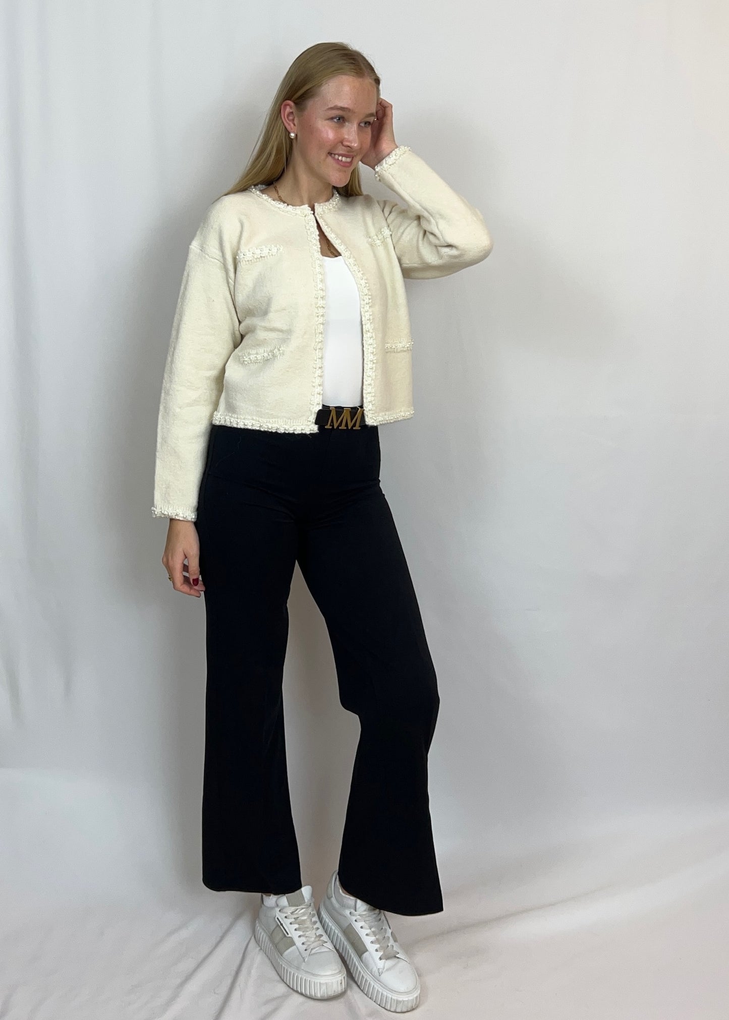 Stine - Taillierter Strick-Cardigan mit Blumenstickerei