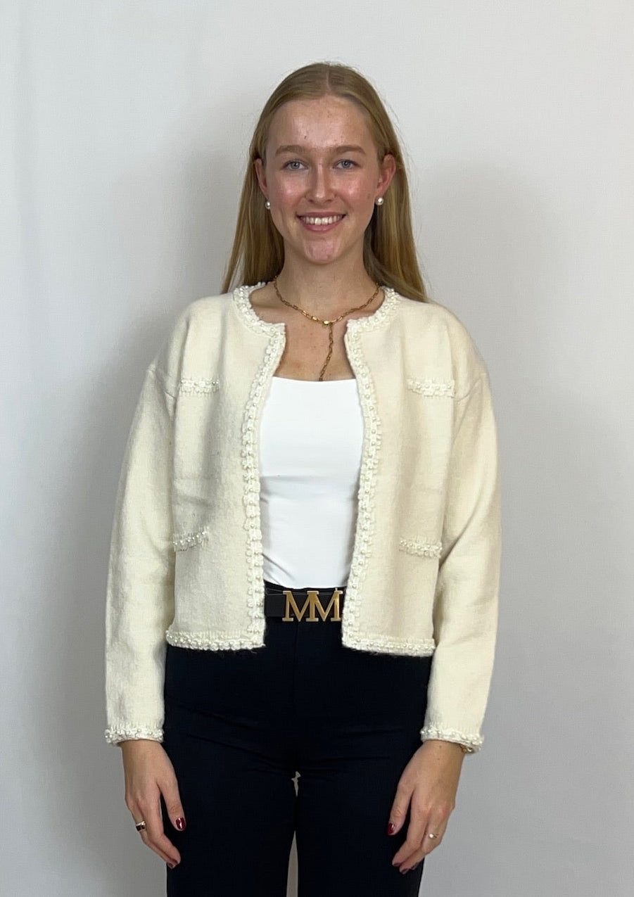 Stine - Taillierter Strick-Cardigan mit Blumenstickerei