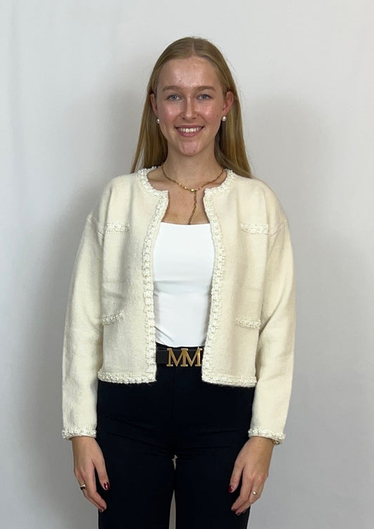 Stine - Taillierter Strick-Cardigan mit Blumenstickerei