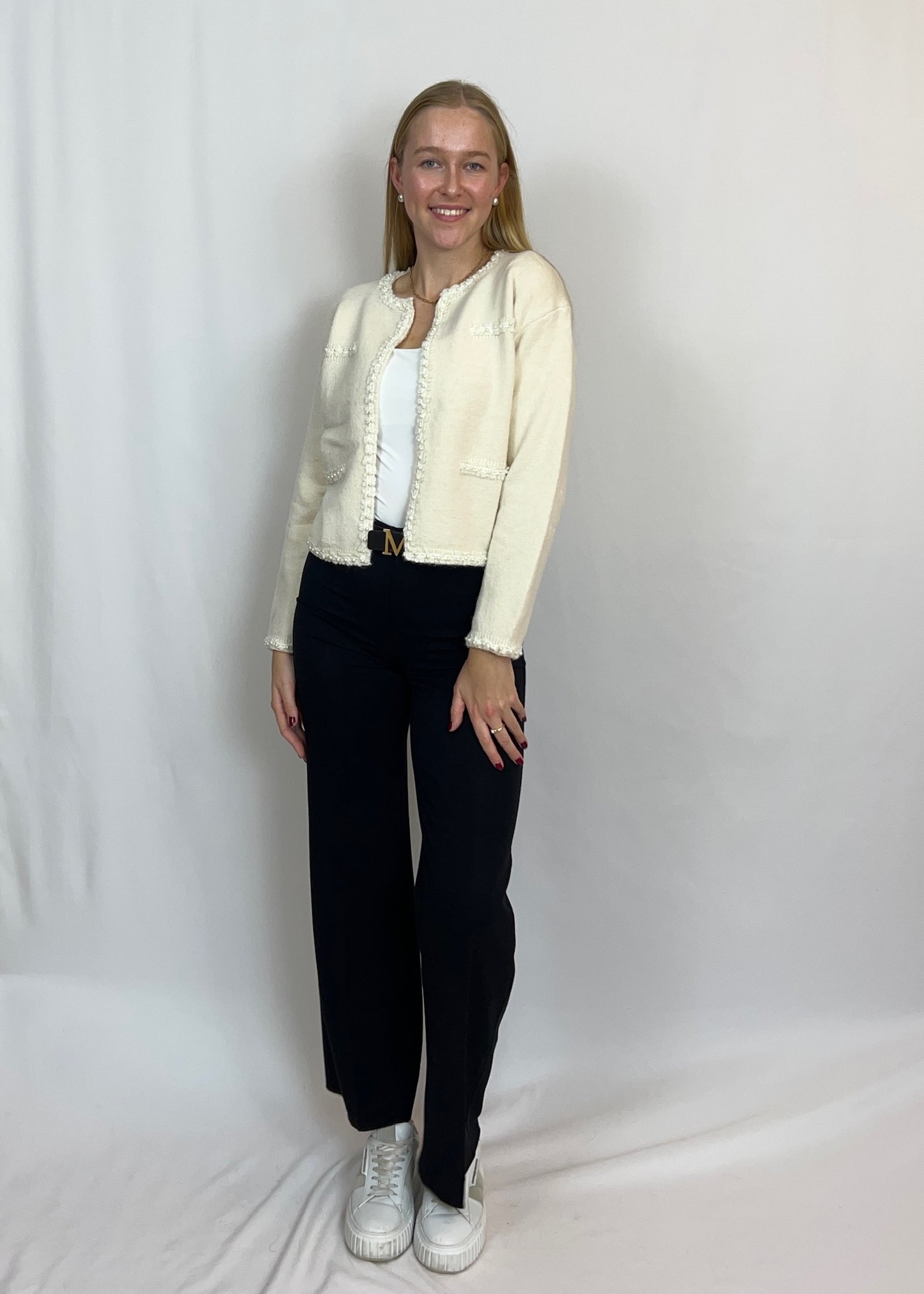 Stine - Taillierter Strick-Cardigan mit Blumenstickerei