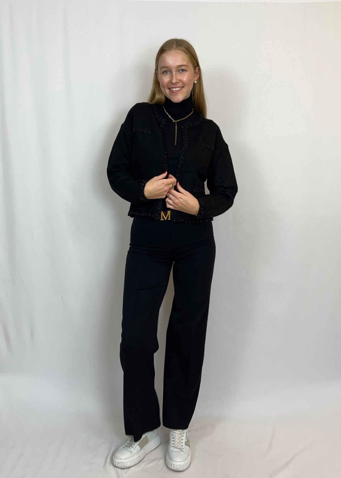 Stine - Taillierter Strick-Cardigan mit Blumenstickerei