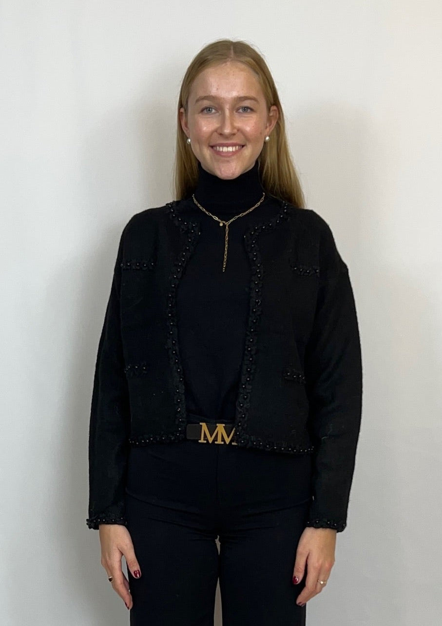 Stine - Taillierter Strick-Cardigan mit Blumenstickerei