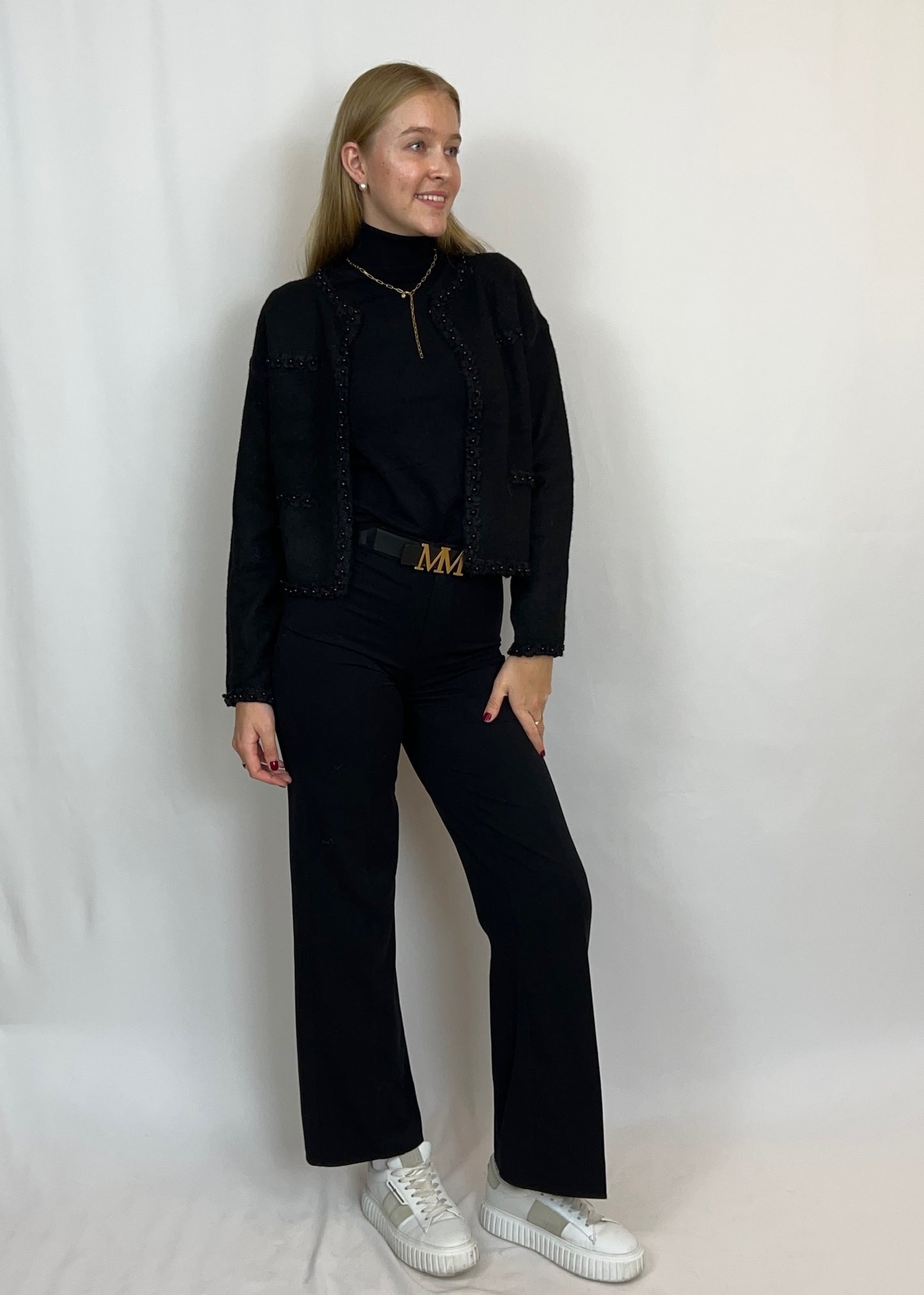 Stine - Taillierter Strick-Cardigan mit Blumenstickerei