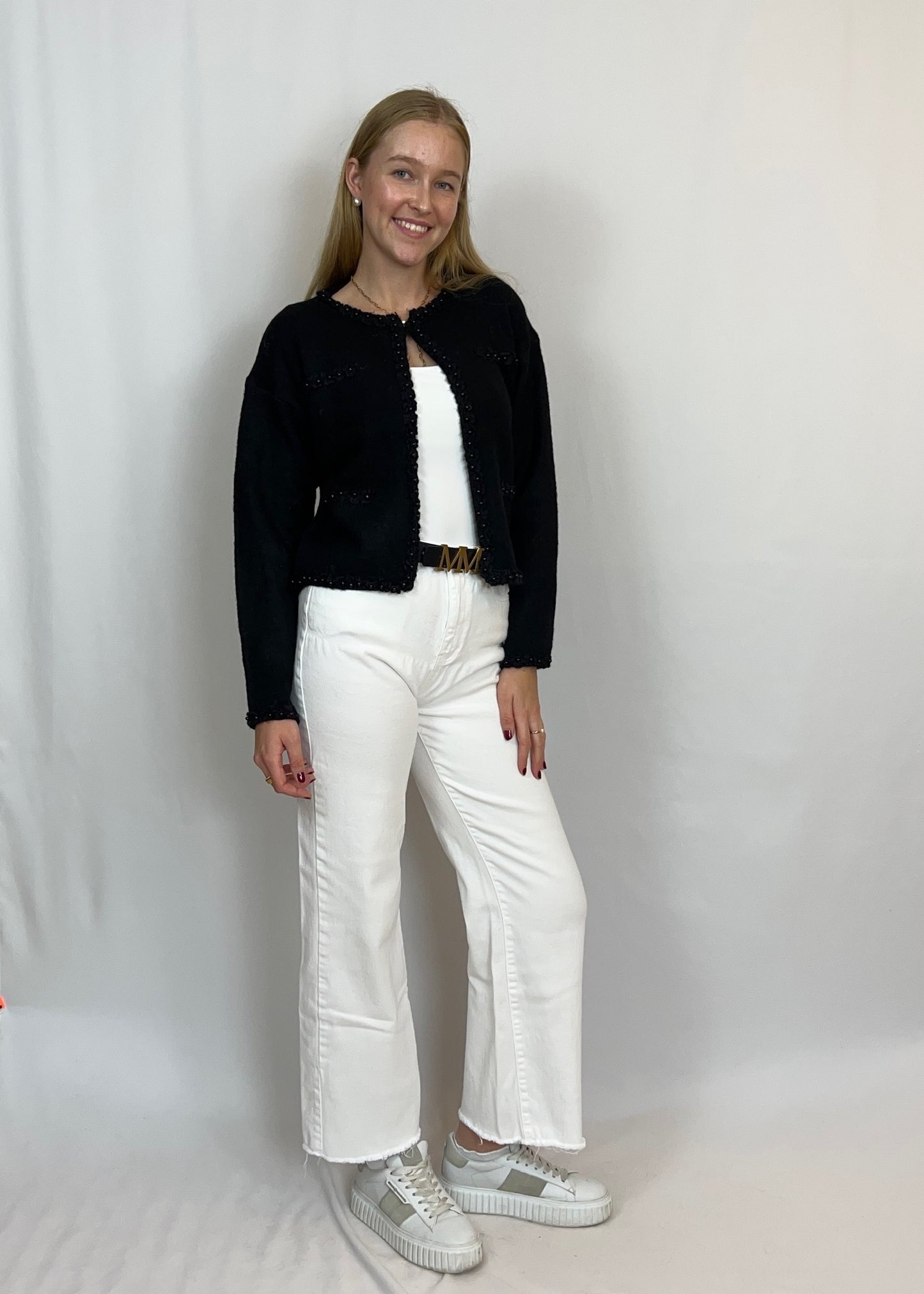 Stine - Taillierter Strick-Cardigan mit Blumenstickerei