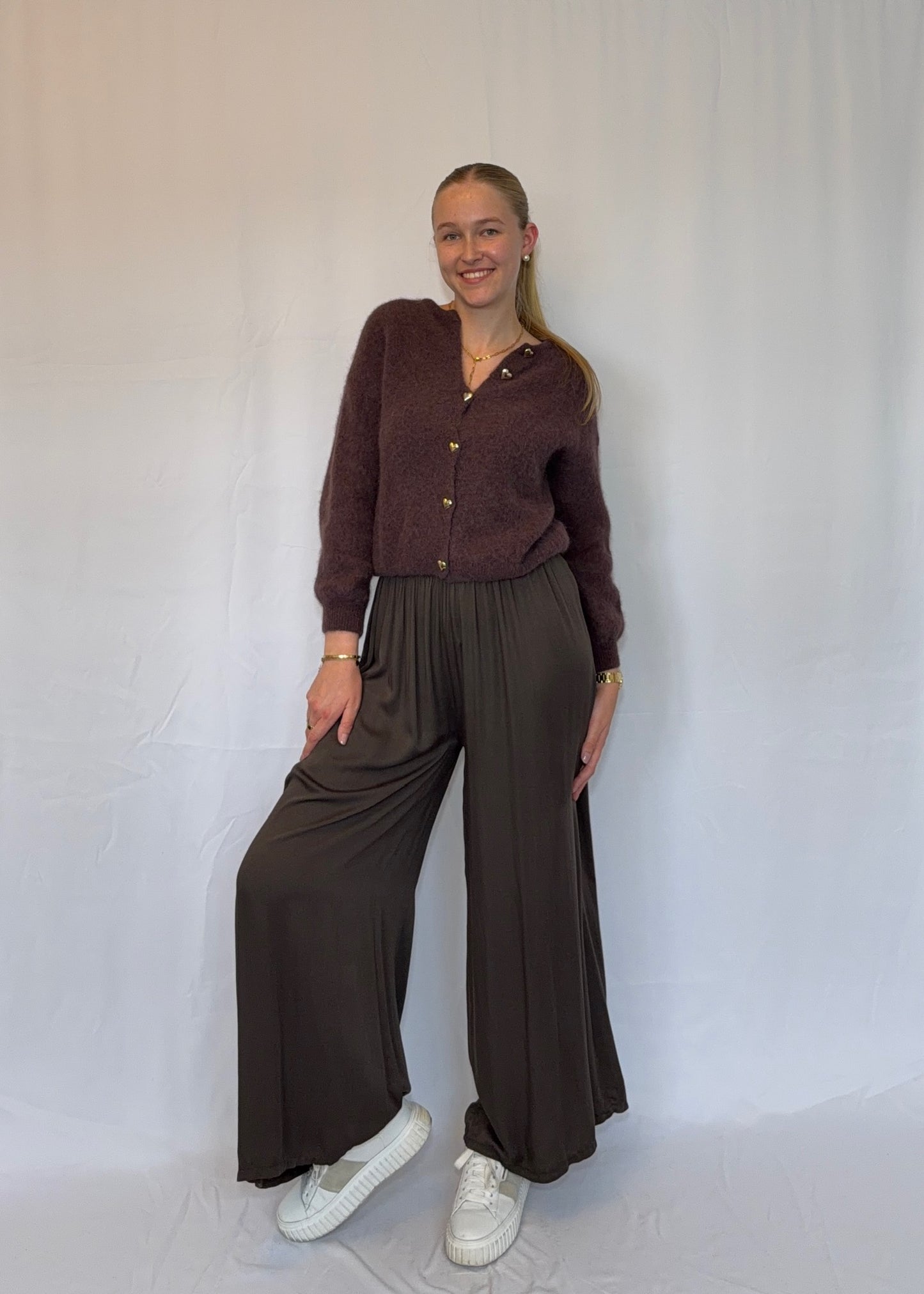 Stellara - Alpaka Strickjacke mit goldenen Herzchenknöpfen